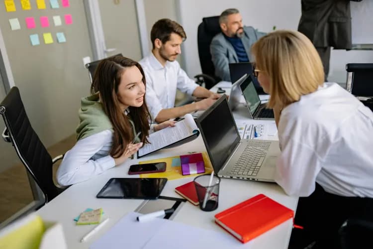 Rester à la Pointe des Tendances du Secteur Technologique : Guide pour les Professionnels de la Tech en Europe