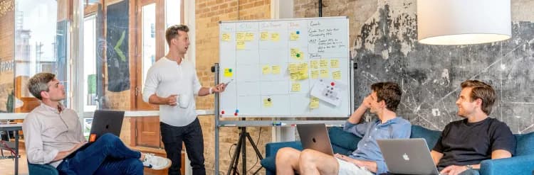 Wirtschaftliche Unsicherheit: Wie Sie in der Tech-Branche intelligenter statt härter einstellen
