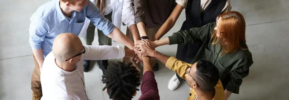 Wie man Büropolitik effektiv navigiert (ohne sich selbst zu verlieren)